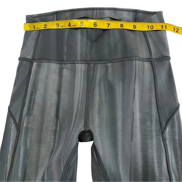 Lululemon In Movement Tight 25" *Everlux
Linear Spray Dye White Deep Ocean 4 - Picture 13 of 15
